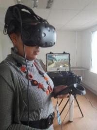 femme pendant la réalité virtuelle