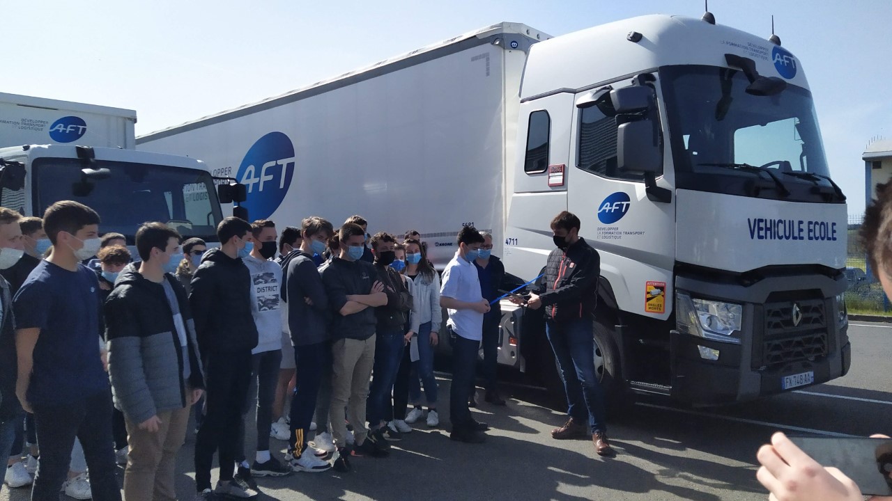 Remise des camions de l'AFT au lycée de Soyaux