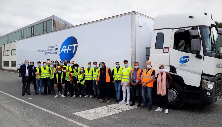 Photo de groupe pour le nouveau camion AFT à Blanquefort
