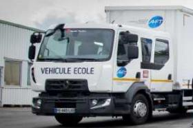 Camions AFT, Olivier Martin (délégué régional AFT), Caroline Metzger (déléguée régionale de la FNTR) et Mickaël Bodet (Transports Bodet Services)