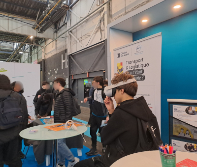 Les élèves ont découvert les différents métiers grâce au Casque de réalité Virtuelle.