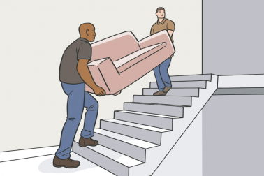 Déménageurs en train de monter un canapé dans un escalier